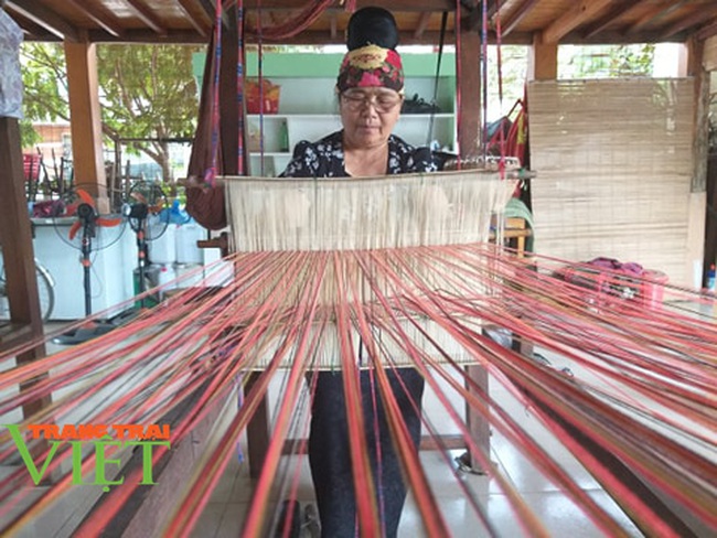 Sơn La: Độc đáo nghề dệt vải thổ cẩm truyền thống của người Thái - Ảnh 5.