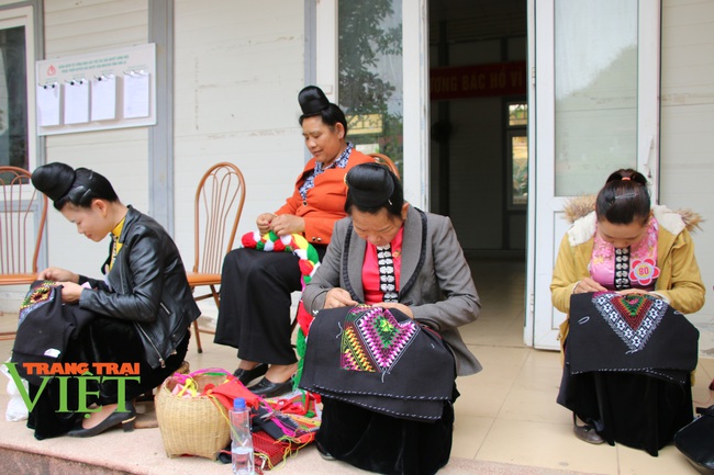 Sơn La: Độc đáo nghề dệt vải thổ cẩm truyền thống của người Thái - Ảnh 4.
