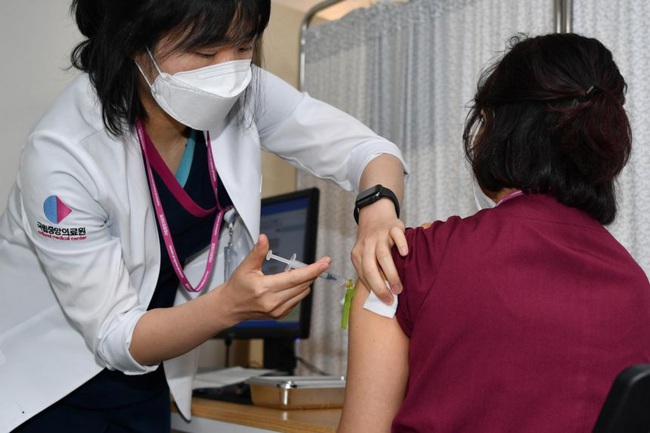 Vắc-xin Covid-19 mới ở Hàn Quốc có phải nguyên nhân chính khiến người sử dụng tử vong hay không? - Ảnh 1.