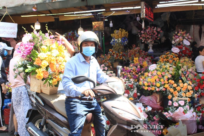 TP.HCM: Giá hoa hồng ngày 8/3 tăng 5-6 lần, vẫn cháy hàng như chơi - Ảnh 1.