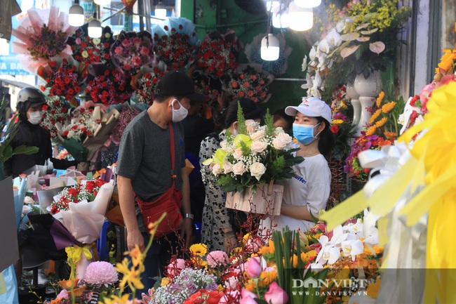 Đàn ông kéo nhau đi mua hoa trưa 8/3, chợ hoa Sài Gòn kẹt cứng - Ảnh 1.