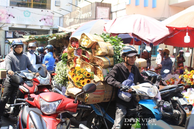 Đàn ông kéo nhau đi mua hoa trưa 8/3, chợ hoa Sài Gòn kẹt cứng - Ảnh 12.