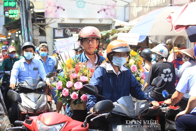 Đàn ông kéo nhau đi mua hoa trưa 8/3, chợ hoa Sài Gòn kẹt cứng - Ảnh 3.