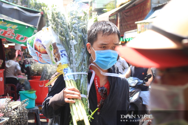 Đàn ông kéo nhau đi mua hoa trưa 8/3, chợ hoa Sài Gòn kẹt cứng - Ảnh 10.