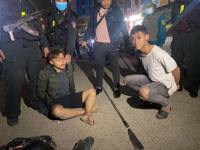 Nhóm học sinh THPT mang dao phóng lợn đi hỗn chiến tại Đà Nẵng - Ảnh 1.
