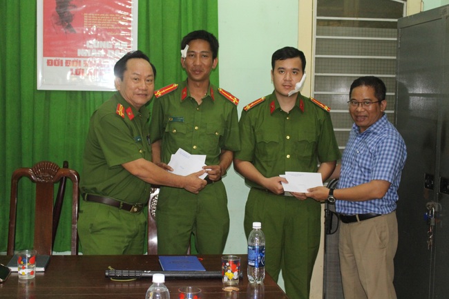 Đà Nẵng: Ngăn chặn đối tượng có tiền sử bệnh tâm thần dọa giết người, hai chiến sĩ công an bị chém  - Ảnh 3.