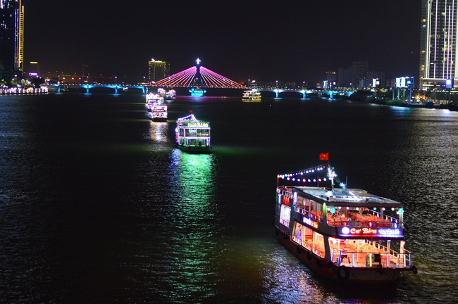 Đà Nẵng: Đưa khách du lịch vượt sông Hàn bằng xe buýt thủy - Ảnh 2.