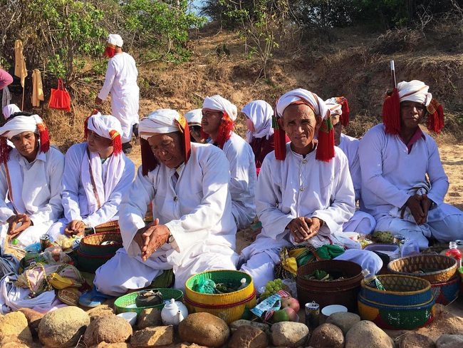 Tết Ramưwan lễ hội văn hóa đặc sắc của người Chăm ở Bình Thuận- Ninh Thuận - Ảnh 2.