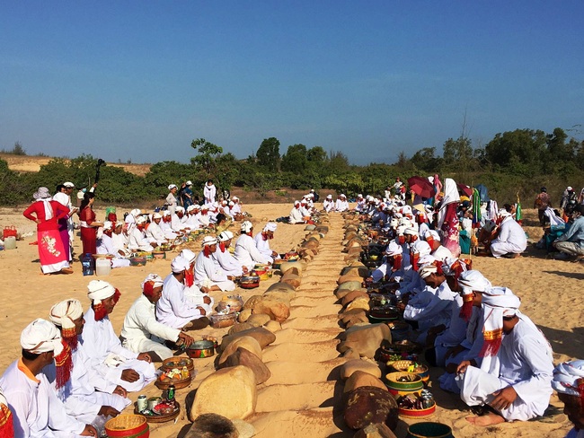 Tết Ramưwan lễ hội văn hóa đặc sắc của người Chăm ở Bình Thuận- Ninh Thuận - Ảnh 1.