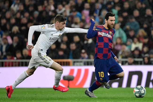 Messi mờ nhạt trước sự đeo bám của Valverde.