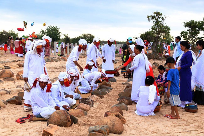 Tết Ramưwan lễ hội văn hóa đặc sắc của người Chăm ở Bình Thuận- Ninh Thuận - Ảnh 8.