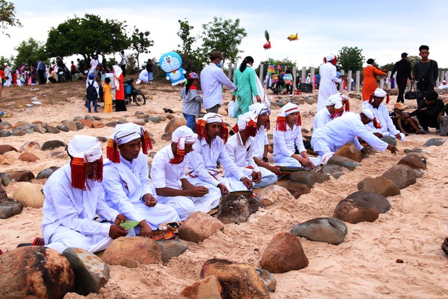 Tết Ramưwan lễ hội văn hóa đặc sắc của người Chăm ở Bình Thuận- Ninh Thuận - Ảnh 4.