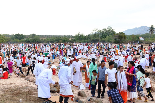 Tết Ramưwan lễ hội văn hóa đặc sắc của người Chăm ở Bình Thuận- Ninh Thuận - Ảnh 7.