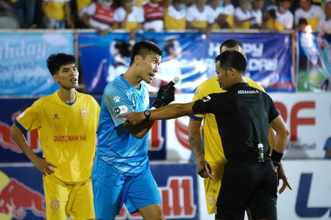 Trọng tài sai khi cho HAGL hưởng penalty phút 90+4? - Ảnh 1.