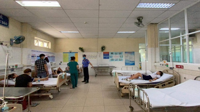Đà Nẵng: Hơn 30 học sinh tiểu học nhập viện cấp cứu vì chơi đồ chơi lạ - Ảnh 1.