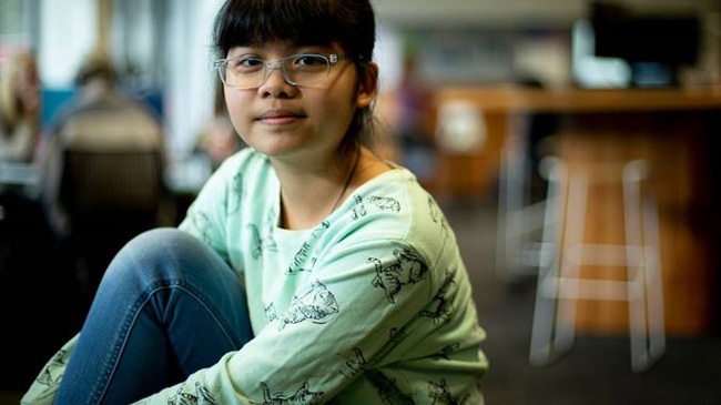 Vào đại học năm 13 tuổi, cô bé &quot;thần đồng&quot; người Việt có nguy cơ bị trục xuất vì... quá giỏi - Ảnh 1.