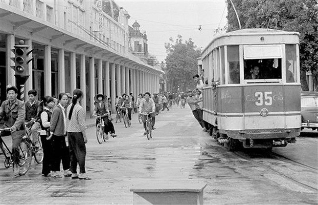 Ảnh để đời những chuyến tàu điện ở Hà Nội năm 1973 - Ảnh 1.