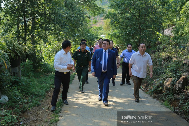 Ông Thào Xuân Sùng trèo đèo, lội suối chia sẻ cách nuôi gà với bà con huyện Phong Thổ (Lai Châu) - Ảnh 2.