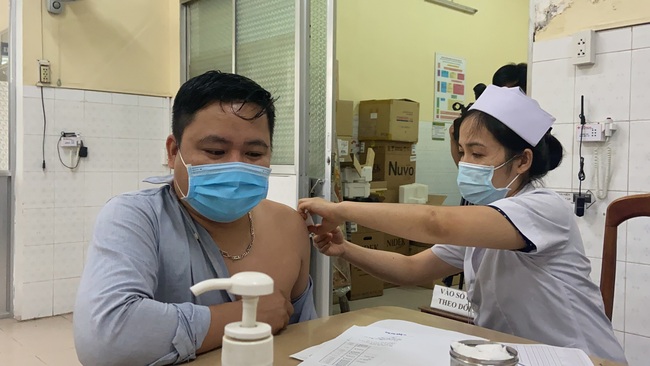 Đồng Nai: Ưu tiên tiêm những mũi vắc xin Covid-19 đầu tiên cho nhân viên y tế bệnh viện phổi - Ảnh 5.