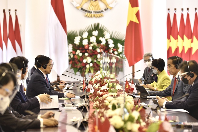 Thủ tướng Phạm Minh Chính hội đàm với Tổng thống Indonesia, thảo luận nối lại đường bay, Biển Đông - Ảnh 2.