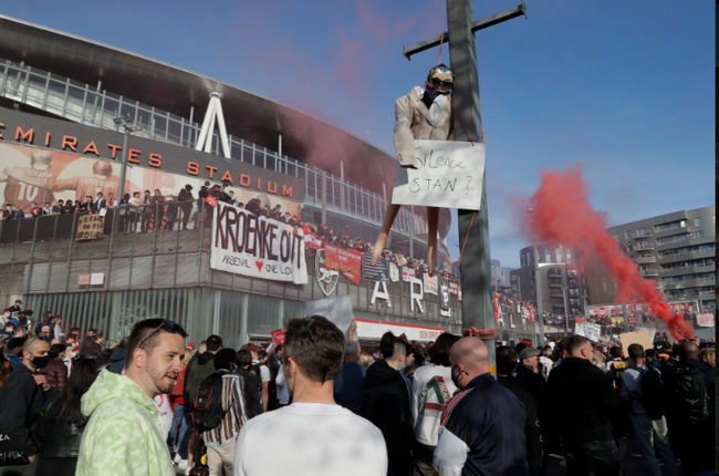 CĐV Arsenal treo hình nộm, đòi đuổi cổ tỷ phú Stan Kroenke - Ảnh 6.