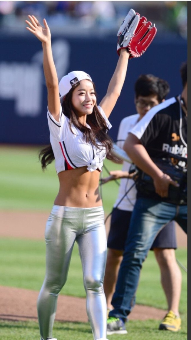 Hàn Quốc &quot;chơi chiêu&quot;, dùng gái xinh để kích cầu môn bóng chày - Ảnh 4.