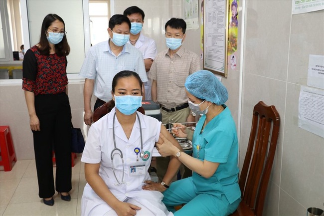 Ninh Bình: Bắt đầu tiêm vaccine phòng dịch Covid-19 - Ảnh 1.