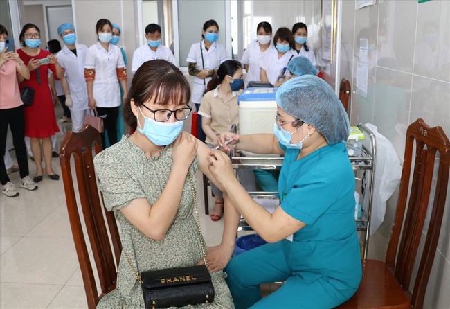 Ninh Bình: Bắt đầu tiêm vaccine phòng dịch Covid-19 - Ảnh 2.