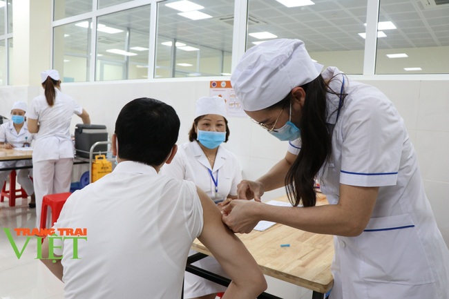 Sơn La: Tổ chức tiêm vaccine phòng Covid-19 - Ảnh 4.