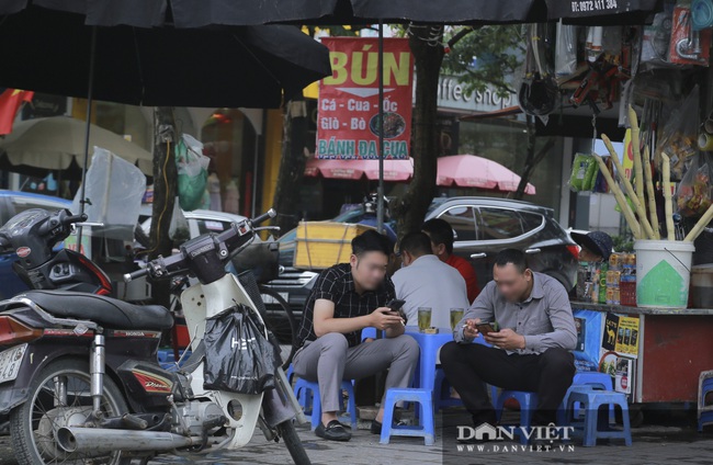 Hà Nội: Nhiều người dân “quên” đeo khẩu trang nơi công cộng - Ảnh 1.