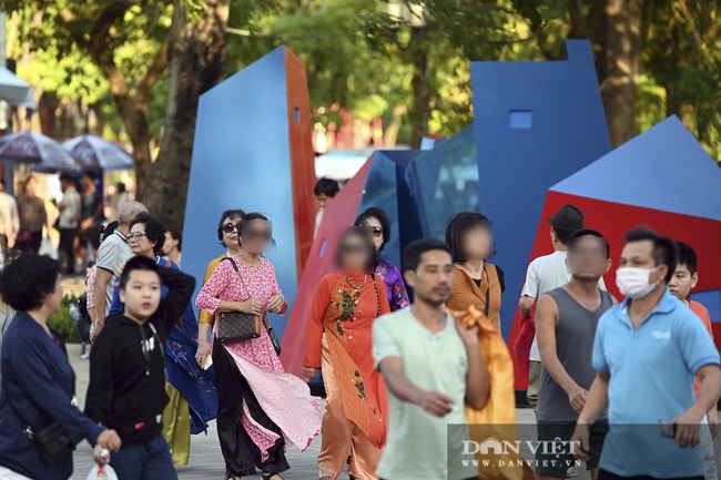 Hà Nội: Nhiều người dân “quên” đeo khẩu trang nơi công cộng - Ảnh 2.