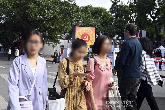 Hà Nội: Nhiều người dân “quên” đeo khẩu trang nơi công cộng - Ảnh 3.