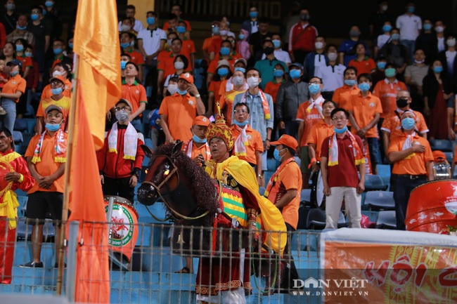 HLV Park Hang - seo nói gì với Hùng Dũng, Văn Hậu trên khán đài? - Ảnh 7.