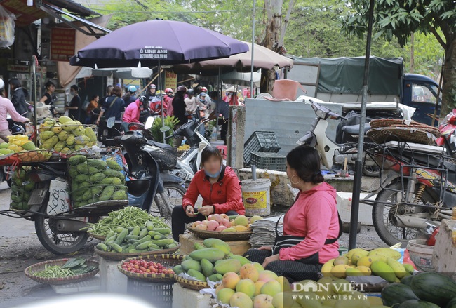 Hà Nội: Nhiều người dân “quên” đeo khẩu trang nơi công cộng - Ảnh 5.