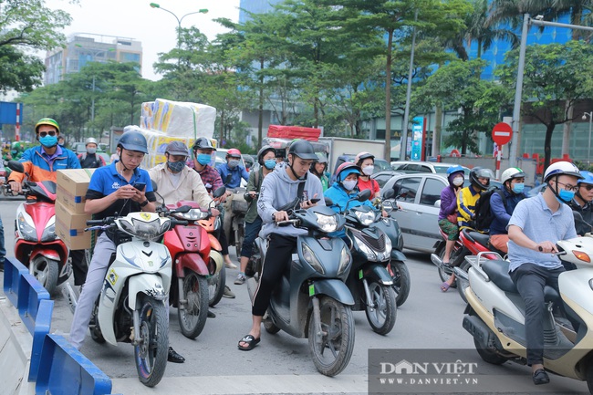 Hà Nội: Nhiều người dân “quên” đeo khẩu trang nơi công cộng - Ảnh 1.