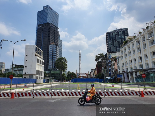 TP.HCM: Cận cảnh đường Lê Lợi sau 7 năm bị lô cốt của Metro số 1 bủa vây - Ảnh 1.