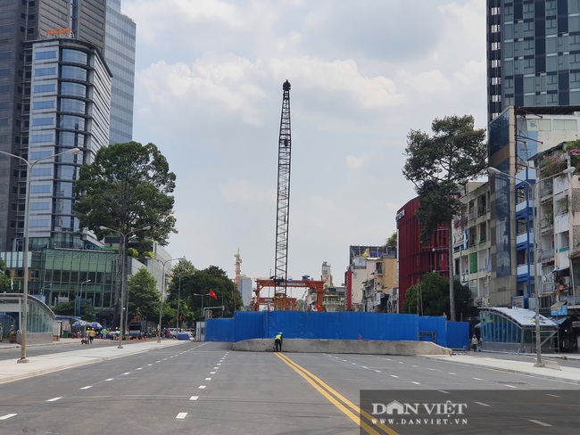 TP.HCM: Cận cảnh đường Lê Lợi sau 7 năm bị lô cốt của Metro số 1 bủa vây - Ảnh 10.