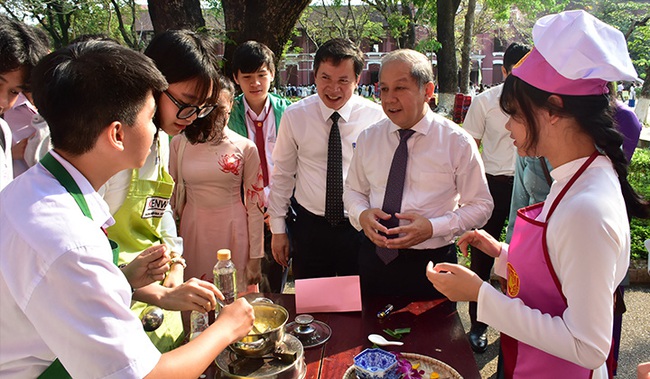 Chủ tịch TT-Huế: Không chỉ học sinh nữ mà học sinh nam cũng phải học kỹ năng gia chánh  - Ảnh 1.