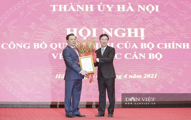 Ảnh: Ông Vương Đình Huệ chúc mừng tân tân Bí thư Thành ủy Hà Nội Đinh Tiến Dũng - Ảnh 3.