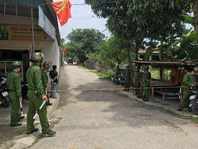 Vụ nổ súng khiến 2 người tử vong ở Nghệ An: Khống chế thành công nghi phạm cố thủ trong nhà     - Ảnh 2.