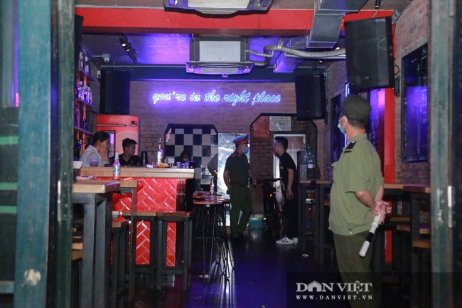 Quán bar, karaoke ở Hà Nội 'ngậm ngùi' đóng cửa - Ảnh 3.