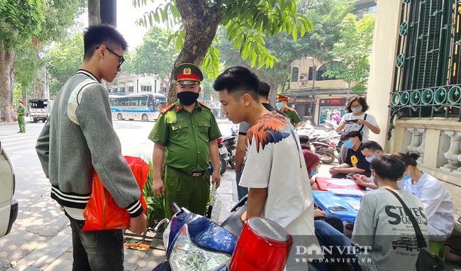 Hà Nội “mạnh tay” ra quân xử phạt người không đeo khẩu trang - Ảnh 7.