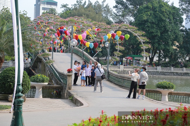 Người dân đổ về công viên Thủ Lệ, hồ Gươm dịp nghỉ lễ, nhiều người thờ ơ với khẩu trang - Ảnh 5.