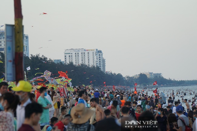 Hàng nghìn du khách đổ xô về Sầm Sơn bất chấp dịch bệnh - Ảnh 4.