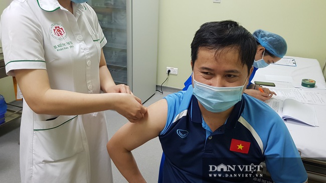 HLV Park Hang Seo được tiêm vaccine ngừa COVID-19 - Ảnh 2.