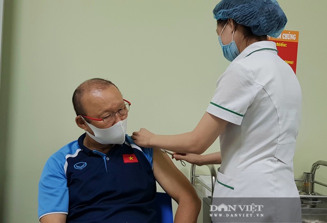 HLV Park Hang Seo được tiêm vaccine ngừa COVID-19 - Ảnh 3.