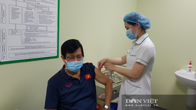 HLV Park Hang Seo được tiêm vaccine ngừa COVID-19 - Ảnh 10.