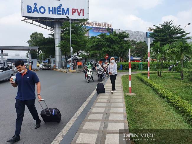 Làn dành cho Be ở Tân Sơn Nhất vắng tanh, trên lầu lại chen chúc, xếp hàng chờ lượt - Ảnh 10.