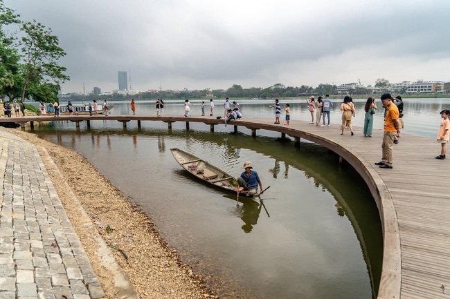 Dùng kích điện đánh bắt hủy diệt ngay giữa thành phố, ngư phủ bị phạt 15 triệu đồng - Ảnh 1.