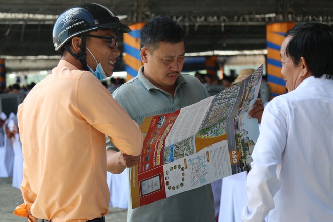 Ghìm cơn sốt đất, chờ ngân hàng “ra tay”  - Ảnh 1.